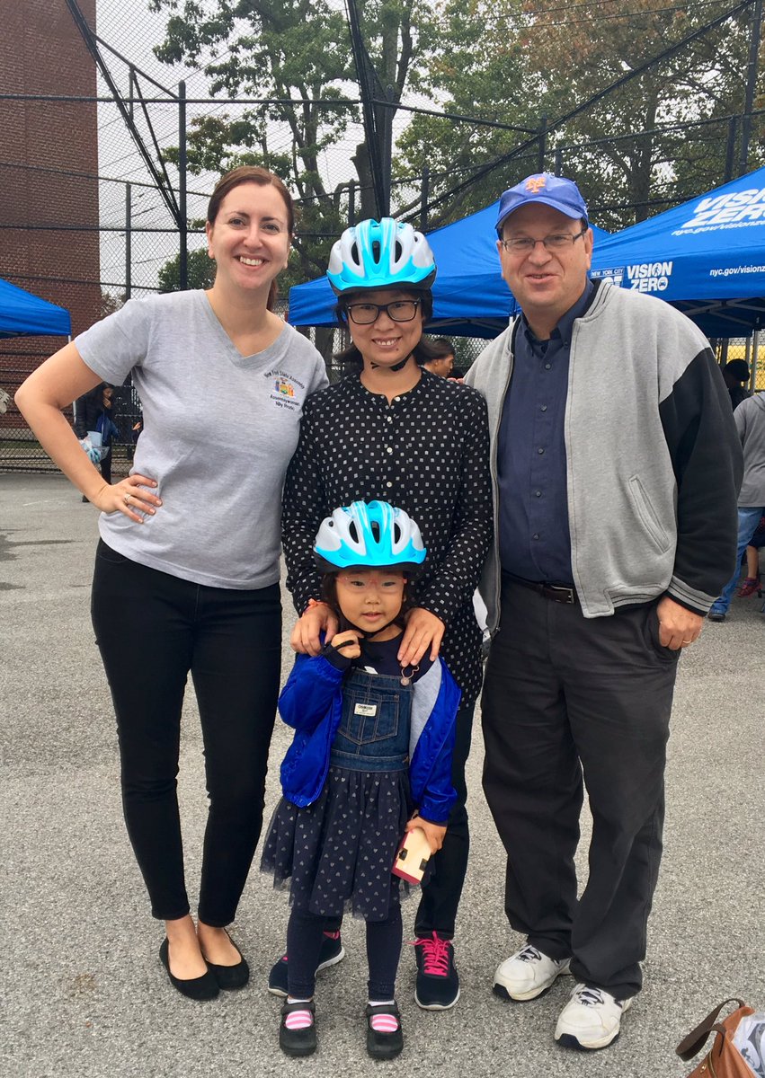 2016-10-03-rozic-grodenchik-partner-with-nycdot-for-bike-helmet-giveaway-2