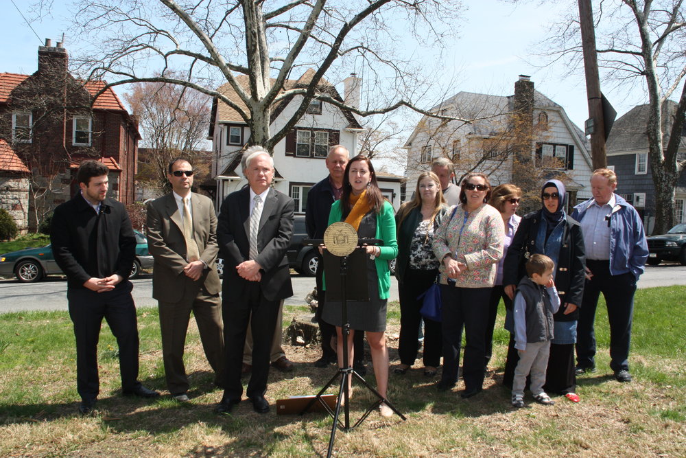 Assemblywoman Rozic speaks at a press conference in Bayside Hills in 2014.